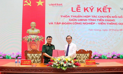 Tiền Giang đẩy mạnh cải cách hành chính để thu hút đầu tư - Ảnh 1. Tiền Giang đã ký kết đẩy mạnh chuyển đổi số giai đoạn 2023-2028 với Tập đoàn Công nghiệp - Viễn thông Quân đội (Viettel). Ảnh: LÊ MINH