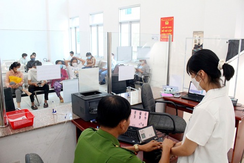Tiền Giang đẩy mạnh cải cách hành chính để thu hút đầu tư - Ảnh 3. Thực hiện chuyển đổi số để phục vụ người dân và doanh nghiệp tốt hơn. Ảnh MẬU TRƯỜNG