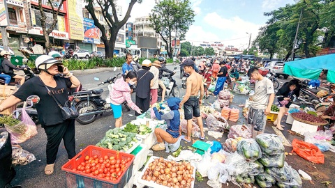 Người dân hối hả ra chợ Đông Ba mua rau củ, thực phẩm về cất trữ phòng cho trận lũ lụt dự báo sẽ diễn ra sắp tới - Ảnh: NHẬT LINH Người dân hối hả ra chợ Đông Ba mua rau củ, thực phẩm về cất trữ phòng cho trận lũ lụt dự báo sẽ diễn ra sắp tới - Ảnh: NHẬT LINH