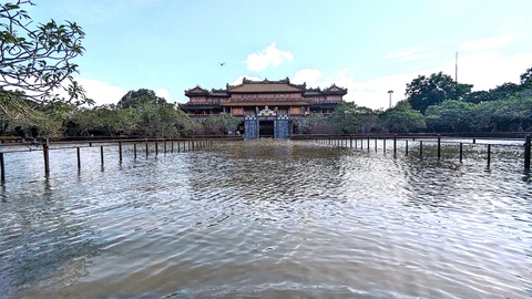 Đại nội Huế trong nước lụt sáng 16-11 - Ảnh: NHẬT LINH Đại nội Huế trong nước lụt sáng 16-11 - Ảnh: NHẬT LINH