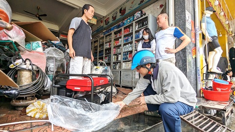 Đến sáng 16-11, nhiều nơi ở TP Huế vẫn còn bị cắt điện. Người dân ở khu vực Thành nội đi mua máy phát điện chạy xăng về dùng để chuẩn bị cho đợt lũ sau - Ảnh: NHẬT LINH Đến sáng 16-11, nhiều nơi ở TP Huế vẫn còn bị cắt điện. Người dân ở khu vực Thành nội đi mua máy phát điện chạy xăng về dùng để chuẩn bị cho đợt lũ sau - Ảnh: NHẬT LINH