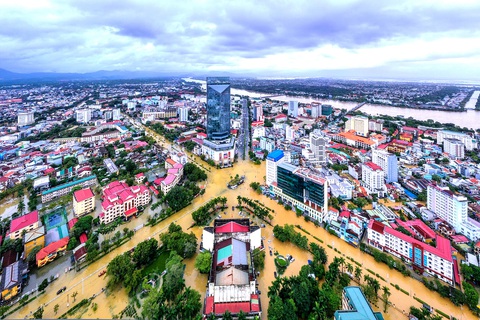 Toàn cảnh TP Huế ngập lụt nhìn từ trên cao - Ảnh: NGUYỄN T.A PHONG Toàn cảnh TP Huế ngập lụt nhìn từ trên cao - Ảnh: NGUYỄN T.A PHONG