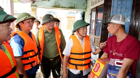 Lãnh đạo tỉnh Thừa Thiên Huế thăm, tặng mì gói, gạo cho người dân ở vùng bị ngập lụt - Ảnh: TRẦN HỒNG Lãnh đạo tỉnh Thừa Thiên Huế thăm, tặng mì gói, gạo cho người dân ở vùng bị ngập lụt - Ảnh: TRẦN HỒNG