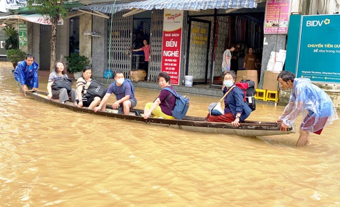 Dùng ghe thuyền chở du khách ra khỏi vùng ngập sâu ở trung tâm thành phố - Ảnh: LÊ TRUNG Dùng ghe thuyền chở du khách ra khỏi vùng ngập sâu ở trung tâm thành phố - Ảnh: LÊ TRUNG