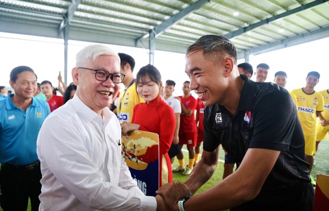 Tưng bừng khởi tranh Vòng chung kết Giải vô địch bóng đá công nhân toàn quốc 2023 - Ảnh 1. Ông Nguyễn Văn Lợi - bí thư Tỉnh ủy Bình Dương - tặng hoa, chúc mừng trọng tài, cầu thủ tham dự giải đấu - Ảnh: QUANG ĐỊNH
