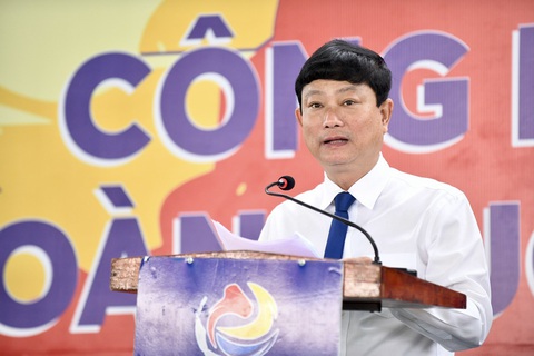 Tưng bừng khởi tranh Vòng chung kết Giải vô địch bóng đá công nhân toàn quốc 2023 - Ảnh 4. Ông Võ Văn Minh - chủ tịch UBND tỉnh Bình Dương - phát biểu tại lễ khai mạc giải đấu. Chủ nhà Bình Dương bày tỏ niềm vinh dự, cam kết nỗ lực hết mình để giải đấu diễn ra thành công, vì người lao động cả nước