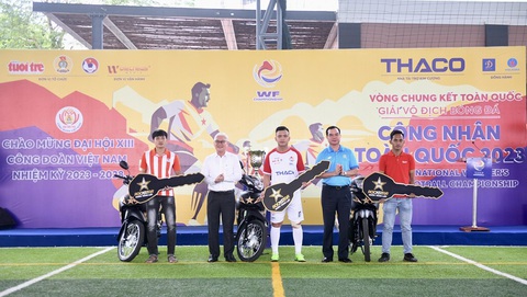 Tưng bừng khởi tranh Vòng chung kết Giải vô địch bóng đá công nhân toàn quốc 2023 - Ảnh 7. Bí thư Tỉnh ủy Bình Dương và Chủ tịch Tổng liên đoàn Lao động Việt Nam tặng xe máy cho công nhân có hoàn cảnh khó khăn tại Giải vô địch bóng đá công nhân toàn quốc 2023