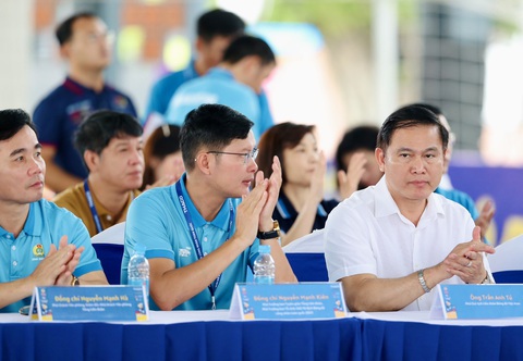 Tưng bừng khởi tranh Vòng chung kết Giải vô địch bóng đá công nhân toàn quốc 2023 - Ảnh 9. Ông Trần Anh Tú (bìa phải) - phó chủ tịch Liên đoàn Bóng đá Việt Nam - tham dự lễ khai mạc. Liên đoàn Bóng đá là một trong ba đơn vị tổ chức giải, điều hành toàn bộ công tác chuyên môn chuyên nghiệp cho giải đấu