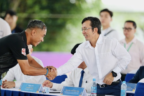 Tưng bừng khởi tranh Vòng chung kết Giải vô địch bóng đá công nhân toàn quốc 2023 - Ảnh 6. Nhà báo Trần Xuân Toàn - phó tổng biên tập báo Tuổi Trẻ, trưởng ban tổ chức giải - bắt tay tổ trọng tài điều hành giải