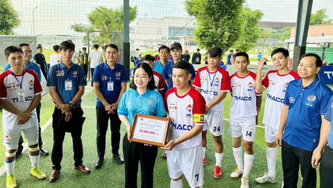 Tưng bừng khởi tranh Vòng chung kết Giải vô địch bóng đá công nhân toàn quốc 2023 - Ảnh 8. Bà Nguyễn Kim Loan - chủ tịch Liên đoàn Lao động tỉnh Bình Dương - khích lệ đội bóng chủ nhà Bình Dương tại giải đấu