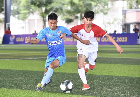 Chủ tịch tỉnh Bình Dương: Giải bóng đá công nhân là sân chơi ý nghĩa, nhân văn - Ảnh 4. Công đoàn Bình Dương (phải) và Công đoàn Dầu khí Việt Nam thi đấu trận mở màn vòng chung kết Giải vô địch bóng đá công nhân toàn quốc 2023 - Ảnh: QUANG ĐỊNH