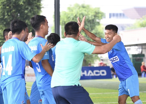 Tưng bừng khởi tranh Vòng chung kết Giải vô địch bóng đá công nhân toàn quốc 2023 - Ảnh 11. Niềm hạnh phúc của các cầu thủ Công đoàn Dầu khí Việt Nam trong trận đấu sáng 17-11