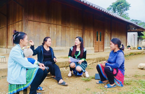 Lai Châu nâng cao chất lượng cán bộ lãnh đạo người dân tộc thiểu số- Ảnh 3. Chị Giàng Thị Ca - phó chủ tịch HĐND xã Sùng Phài (thứ 2 từ phải qua) - xuống cơ sở nắm bắt tâm tư, nguyện vọng của bà con - Ảnh: ĐINH LAN