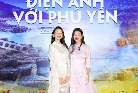 Cặp sao nhí Tôi thấy hoa vàng trên cỏ xanh trưởng thành sau 8 năm - Ảnh 3. Nữ diễn viên Ngọc Xuân và Lan Thy dịu dàng trong tà áo dài tham dự sự kiện