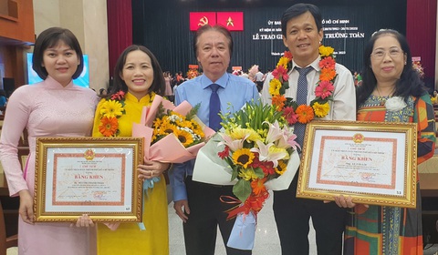 TP.HCM vinh danh 50 nhà giáo tiêu biểu- Ảnh 2. Lãnh đạo Phòng Giáo dục và Đào tạo quận 5 đến chúc mừng thầy Lê Tấn Lộc, giáo viên Trường tiểu học Minh Đạo (áo trắng) và cô Bùi Thị Thanh Thảo, giáo viên Trường mầm non Sơn Ca, quận 5 (áo vàng). Đây là 2 nhà giáo trong số 50 nhà giáo được vinh danh sáng 17-11