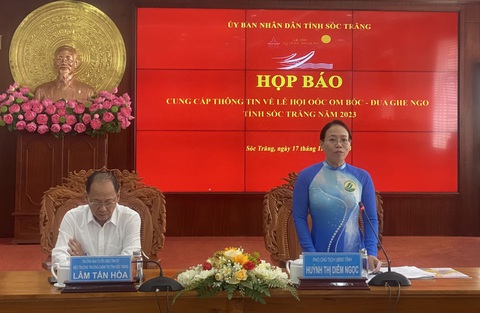 Gần 50 ghe tham gia tranh tài giải đua ghe Ngo của đồng bào Khmer - Ảnh 1. Bà Huỳnh Thị Diễm Ngọc - phó chủ tịch UBND tỉnh Sóc Trăng - cung cấp thông tin về lễ hội cho báo chí