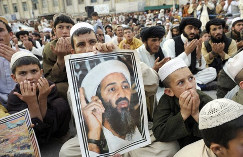 Thư của trùm khủng bố Osama bin Laden gây chấn động giữa xung đột Israel - Hamas - Ảnh 1. Người biểu tình mang theo chân dung của trùm khủng bố Osama bin Laden trong một cuộc biểu tình chống Mỹ ở thành phố Quetta, Pakistan ngày 2-5-2012 - Ảnh: AFP