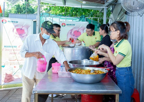 PVCFC lần thứ 2 nhận tuyên dương doanh nghiệp vì cộng đồng - Ảnh 5. Phân bón Cà Mau đã nhận được rất nhiều tình cảm từ hành trình Bếp ăn yêu thương năm 2023