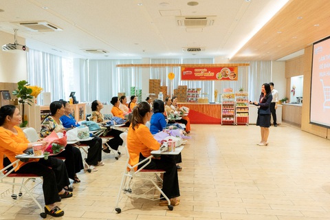 Tham quan nhà máy của Acecook Việt Nam qua màn ảnh nhỏ - Ảnh 1. Mỗi năm Acecook đón hơn 10.000 lượt khách đến tham quan nhà máy