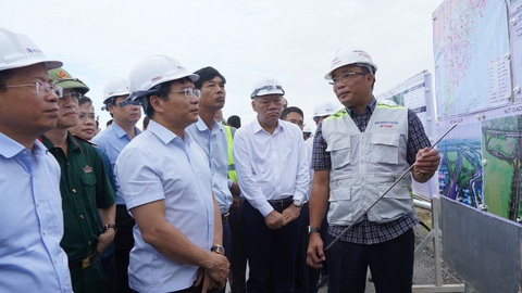 Làm '3 ca, 4 kíp' mới kịp thông xe cao tốc Mỹ Thuận - Cần Thơ - Ảnh 1. Ông Trần Văn Thi - giám đốc Ban Quản lý dự án Mỹ Thuận - báo cáo đoàn công tác Bộ Giao thông vận tải về tiến độ thông xe cao tốc Mỹ Thuận - Cần Thơ - Ảnh: T.Q.
