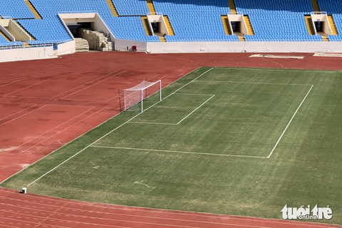 Hiện trạng sân Mỹ Đình 5 ngày trước trận Việt Nam - Iraq - Ảnh 4. Sân vừa được cắt cỏ và đang được chăm sóc