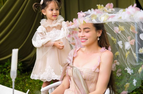 Hồ Ngọc Hà bất ngờ chia sẻ không thích đám cưới - Ảnh 3. Phân đoạn Leon và Lisa cài khăn trùm đầu cho mẹ, sau đó là cảnh đám cưới hạnh phúc gây tò mò cho nhiều khán giả