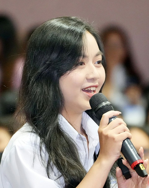 Sinh viên Kiều Anh đặt câu hỏi với Thủ tướng - Ảnh: HỮU HẠNH Sinh viên Kiều Anh đặt câu hỏi với Thủ tướng - Ảnh: HỮU HẠNH