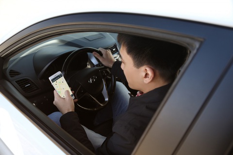 Nam thanh niên sử dụng điện thoại Samsung hay gọi xe ôm, taxi công nghệ nhất - Ảnh 3. Ứng dụng gọi xe đang phát triển rầm rộ, song vẫn có những đối tượng chưa thực sự tiếp cận được - Ảnh minh họa: Maxim