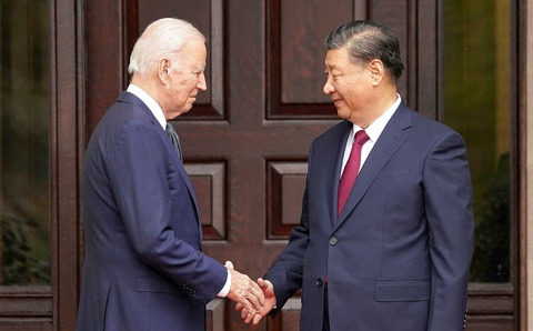 Tổng thống Mỹ Joe Biden (trái) bắt tay Chủ tịch Trung Quốc Tập Cận Bình tại bang California, Mỹ, ngày 15-11 trong cuộc gặp bên lề hội nghị APEC - Ảnh: Reuters Tổng thống Mỹ Joe Biden (trái) bắt tay Chủ tịch Trung Quốc Tập Cận Bình tại bang California, Mỹ, ngày 15-11 trong cuộc gặp bên lề hội nghị APEC - Ảnh: Reuters