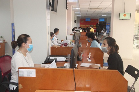 Lần đầu tiên số thu thuế thu nhập cá nhân giảm - Ảnh 1. Người nộp thuế thực hiện thủ tục tại chi cục thuế ở Hà Nội - Ảnh: CTV
