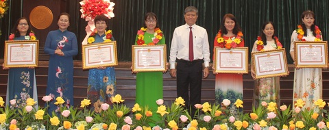 TP.HCM vinh danh 50 nhà giáo tiêu biểu- Ảnh 4. Bà Nguyễn Thị Lệ, Phó Bí thư Thành ủy, Chủ tịch HĐND TP.HCM và ông Nguyễn Văn Hiếu, Giám đốc Sở Giáo dục và Đào tạo TP.HCM trao bằng khen cho các nhà giáo tiêu biểu