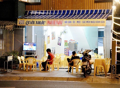 Quán nhậu trên đường Hoàng Sa (TP.HCM) trước đây vào giờ cao điểm tối từ 19h-21h lúc nào cũng đông khách nay chỉ còn một hai bàn có khách (ảnh chụp vào tối 15-11) - Ảnh: TỰ TRUNG Quán nhậu trên đường Hoàng Sa (TP.HCM) trước đây vào giờ cao điểm tối từ 19h-21h lúc nào cũng đông khách nay chỉ còn một hai bàn có khách (ảnh chụp vào tối 15-11) - Ảnh: TỰ TRUNG