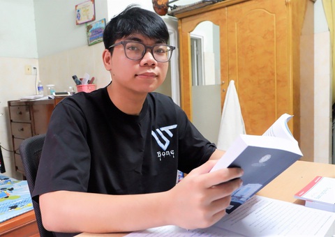 Hồ Tuấn Anh quyết tâm học để sau này còn là chỗ dựa cho em gái, làm ánh sáng của người cha khiếm thị - Ảnh: K.ANH Hồ Tuấn Anh quyết tâm học để sau này còn là chỗ dựa cho em gái, làm ánh sáng của người cha khiếm thị - Ảnh: K.ANH