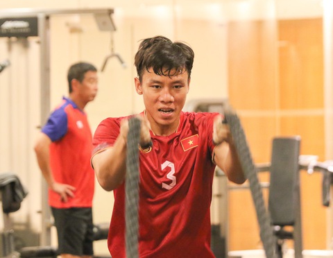 Tuyển Việt Nam vui vẻ hết nấc ở bể bơi - Ảnh 3. Trung vệ Quế Ngọc Hải tích cực tập luyện, sẵn sàng trở lại ở trận gặp Iraq