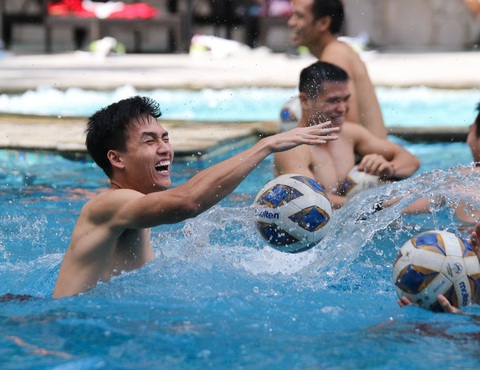 Tuyển Việt Nam vui vẻ hết nấc ở bể bơi - Ảnh 5. Toàn đội có những phút vui vẻ hết nấc