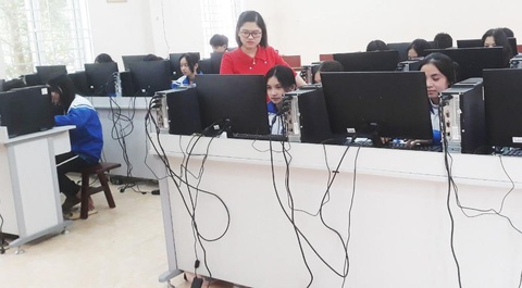 Thanh Hóa tập trung giải quyết việc thiếu giáo viên tiếng Anh và các môn đặc thù - Ảnh 1. Giờ học môn tin học tại Trường THCS thị trấn Bến Sung, huyện Như Thanh (Thanh Hóa) - Ảnh: HÀ ĐỒNG