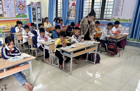 Thanh Hóa tập trung giải quyết việc thiếu giáo viên tiếng Anh và các môn đặc thù - Ảnh 3. Giờ học môn tiếng Anh tại Trường tiểu học Quang Chiểu 2, huyện vùng cao, biên giới Mường Lát (Thanh Hóa) - Ảnh: HÀ ĐỒNG