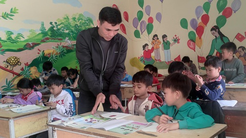 Thanh Hóa tập trung giải quyết việc thiếu giáo viên tiếng Anh và các môn đặc thù - Ảnh 2. Giờ học môn mỹ thuật tại Trường tiểu học Cẩm Thành, huyện Cẩm Thủy (Thanh Hóa) - Ảnh: HÀ ĐỒNG