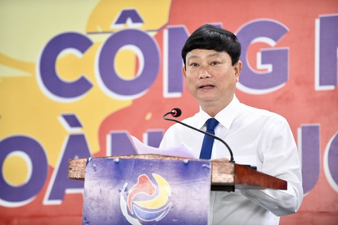 Chủ tịch tỉnh Bình Dương: "Giải bóng đá công nhân là sân chơi bổ ích, ý nghĩa" - Ảnh 1. Ông Võ Văn Minh - chủ tịch UBND tỉnh Bình Dương - phát biểu tại lễ khai mạc vòng chung kết Giải vô địch bóng đá công nhân toàn quốc 2023 sáng 17-11 - Ảnh: QUANG ĐỊNH