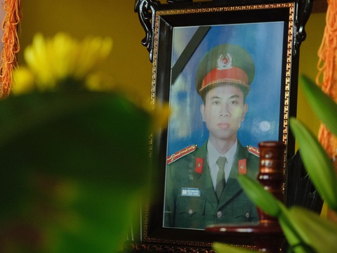 Thăng quân hàm cho thượng úy công an hy sinh khi làm nhiệm vụ - Ảnh 1. Di ảnh đại úy Trần Trung Hiếu - Ảnh: CACC