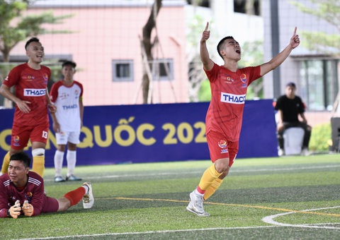 Nghệ An, Hải Phòng thắng kịch tính ở lượt trận thứ 2 - Ảnh 1. Nghệ An (áo đỏ) suýt nữa bị san bằng cách biệt - Ảnh: QUANG ĐỊNH
