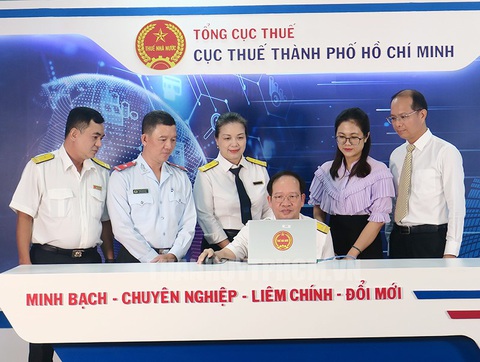Cơ hội trúng thưởng 50 triệu đồng từ ‘Hóa đơn may mắn’ - Ảnh 1. Hội đồng giám sát thực hiện bấm quay thưởng Hóa đơn may mắn quý 3-2023 - Ảnh: M.T