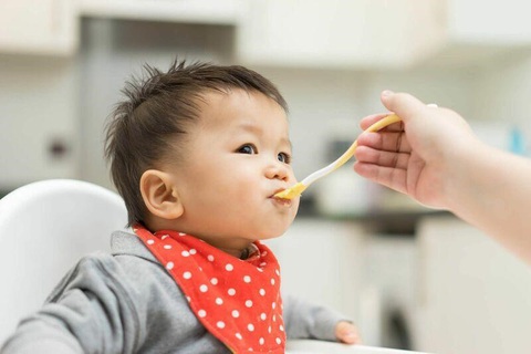 3 điều cần tránh khi bắt đầu cho trẻ ăn dặm - Ảnh 1. Không nên cho trẻ ăn dặm trước 6 tháng tuổi (Nguồn: Shutterstock)