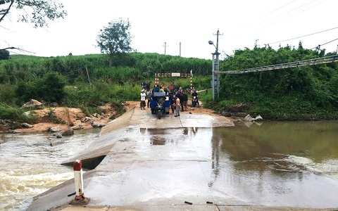 Lực lượng chức năng bàn giao thi thể anh Mạc Văn Cường (xã Ea Ly, huyện Sông Hinh) cho gia đình lo hậu sư - Ảnh: HOÀNG NĂM Khu vực ngầm tràn suối Hố Nai - nơi ông M.V.C. bị lũ cuốn tối 16-11 - Ảnh: H.Đ.N.