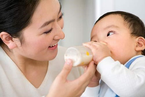 3 điều cần tránh khi bắt đầu cho trẻ ăn dặm - Ảnh 2. Uống sữa thay ăn dặm khiến bé lười ăn (Nguồn: Internet)