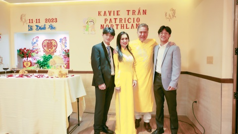 Ca sĩ Kavie Trần và chồng tương lai CEO diện áo dài truyền thống trong lễ đính hôn tại Mỹ - Ảnh 3. Ca sĩ Kavie Trần và chồng tương lai CEO diện áo dài truyền thống trong lễ đính hôn tại Mỹ - Ảnh 3.