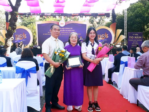 Nhà tôi ba đời… học trường áo tím Gia Long - Ảnh 1. Ngọc Hân cùng bà nội và ba - những thế hệ cùng học trong ngôi trường Áo Tím - Gia Long - Minh Khai nổi tiếng - Ảnh: TRỌNG NHÂN