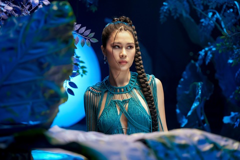 Hứa Vĩ Văn 'đi lạc' vào 'nữ nhi quốc' trong MV mới của Phúc Anh - Ảnh 1. Nữ ca sĩ Phúc Anh vừa thêm một MV mới vào album đầu tay THENA của cô.