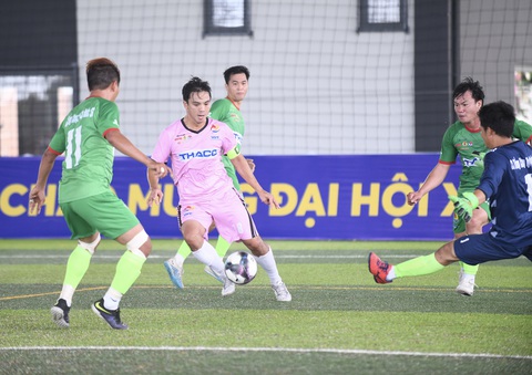 Bóng đá công nhân nghiệt ngã như… World Cup - Ảnh 1. Lượt trận cuối bảng B vòng chung kết Giải vô địch bóng đá công nhân toàn quốc 2023 diễn ra với kịch bản khó tin - Ảnh: QUANG ĐỊNH