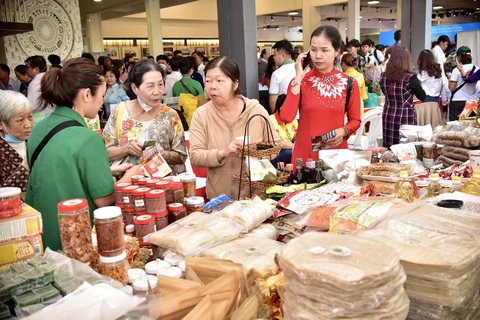 TP.HCM khai mạc Ngày hội đại đoàn kết toàn dân tộc - Ảnh 6. Không chỉ có đại biểu của chương trình, người dân cũng hứng thú và ghé đến các quầy trưng bày khi thấy các sản phẩm thân thiện môi trường - Ảnh: T.T.D.
